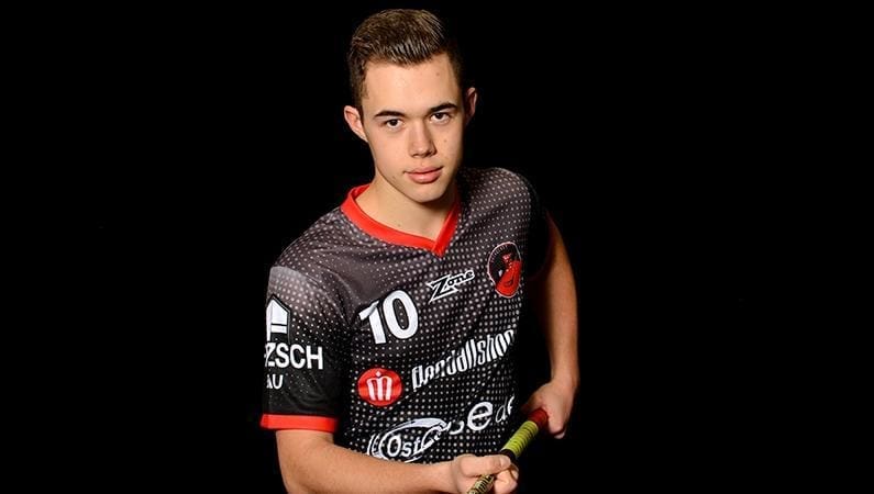 Spieler des UV Zwickau mit selbst gestaltetem Trikot und allen Sponsorenlogos